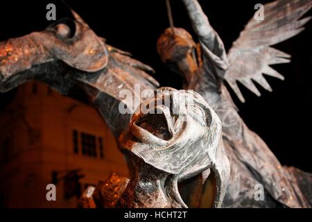 Chester, UK. 8 Dez, 2016. Mid-Winter Watch Parade, Chester, die im 15. Jahrhundert Tradition der "Einrichten der Watch". Karamba Samba ein 'Ghost Band' führte eine Spaß-Parade von Skeletten, Engel und Teufel, wie sie die Wintersonnenwende gefeiert. Dieses Ereignis mit Tänzern, Feuer und Schwert bekämpft, stammt aus dem Jahr 1400, wo die Stadt Führer über die Tasten des Chester die Stadt ansehen. Stockfoto