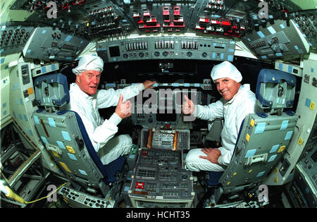 Senator der Vereinigten Staaten John H. Glenn, Jr. (Demokrat of Ohio), links, genießt einen Überblick über das Flugdeck in der Orbiter Columbia mit Astronaut Stephen Oswald in die Orbiter Processing Facility 3 am Kennedy Space Center am 21. Januar 1998. Senator Glenn angekommen KSC am 20. Januar Tour KSC Einsatzgebiete und den Start von STS-89 noch in dieser Woche anzeigen. Glenn, die Geschichte im Jahre 1962 als erste amerikanische zum Abschluss drei Bahnen in einem fünfstündigen Flug an Bord Friendship 7 Erdumlaufbahn fliegt seinen zweiten Weltraum-Mission an Bord der Raumfähre Discovery im Oktober dieses Jahres. Glenn ist von t in den Ruhestand. Stockfoto