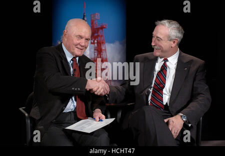 Der ehemalige US-Senator John H. Glenn, Jr., links, schüttelt Hände mit NASA-Administrator Sean O'' Keefe 20. Februar 2002 bei der NASA-Hauptquartier in Washington, DC. Glenn von der NASA zum Gedenken an den 40. Jahrestag seiner historischen Projekt Mercury Orbitalflug gestoppt. Am 20. Februar 1962 wurde Glenn der erste Amerikaner, umkreisen die Erde Rasen rund um den Globus dreimal in eine Flucht, die fast fünf Stunden dauerte. Obligatorische Credit: Bill Ingalls/NASA über CNP - kein Draht-SERVICE - Foto: Bill Ingalls/News Fotos/Bill Ingalls - NASA über CNP konsolidiert Stockfoto