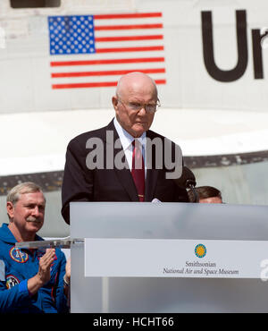 Chantilly, uns. 19. April 2012. Der ehemalige US-Senator John H. Glenn macht Bemerkungen bei der Zeremonie, wo das Space Shuttle Discovery unterzeichnet wird über das Space Shuttle Enterprise bei der Smithsonian Institution Steven F. Udvar-Hazy Center in Chantilly, Virginia auf Donnerstag, 19. April 2012 zu ersetzen. Bildnachweis: Ron Sachs/CNP. (Einschränkung: keine New York oder New Jersey Zeitungen oder Zeitungen im Umkreis 75 Meilen von New York City) - NO-Draht-SERVICE - Foto: Ron Sachs/Consolidated News Fotos/Ron Sachs - CNP/Dpa/Alamy Live News Stockfoto