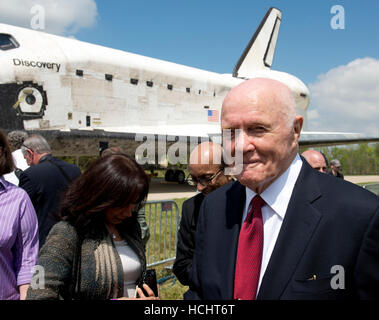 Chantilly, uns. 19. April 2012. Der ehemalige US-Senator John H. Glenn fährt die Zeremonie, wo das Space Shuttle Discovery unterzeichnet wurde, über das Space Shuttle Enterprise bei der Smithsonian Institution Steven F. Udvar-Hazy Center in Chantilly, Virginia auf Donnerstag, 19. April 2012 zu ersetzen. Bildnachweis: Ron Sachs/CNP. (Einschränkung: keine New York oder New Jersey Zeitungen oder Zeitungen im Umkreis 75 Meilen von New York City) - NO-Draht-SERVICE - Foto: Ron Sachs/Consolidated News Fotos/Ron Sachs - CNP/Dpa/Alamy Live News Stockfoto