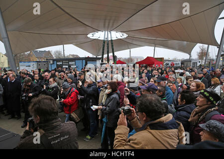 Zahlreiche Gäste zeigen sich für die Eröffnung des Hauptbahnhofs von Lutherstadt Wittenberg, Deutschland, 9. Dezember 2016. Die zweite "Green Station" Deutschlands wurde am selben Tag eröffnet. Das Dach des Gebäudes klimaneutral ist begrünt, um Regen Wasser zu sparen. Darüber hinaus dienen energiesparende LED-Lampen, Energie aus Solarzellen und geothermische Energie. Stadt, Land und Deutsche Bahn investiert rund 5 Millionen Euro in den neuen Bahnhof. Mehrere hunderttausend Besucher werden im kommenden Jahr für die feste und Ausstellungen auf das Reformationsjubiläum erwartet. Foto: Jan Woitas/Dpa-Z Stockfoto