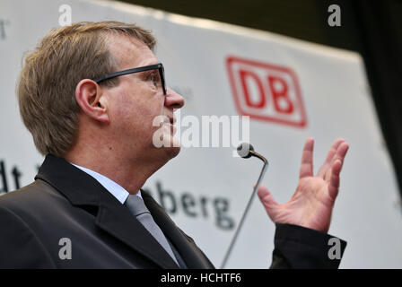 Bahn-Vorsitzende Ronald Pofalla spricht bei der Eröffnung des Hauptbahnhofs von Lutherstadt Wittenberg, Deutschland, 9. Dezember 2016. Die zweite "Green Station" Deutschlands wurde am selben Tag eröffnet. Das Dach des Gebäudes klimaneutral ist begrünt, um Regen Wasser zu sparen. Darüber hinaus dienen energiesparende LED-Lampen, Energie aus Solarzellen und geothermische Energie. Stadt, Land und Deutsche Bahn investiert rund 5 Millionen Euro in den neuen Bahnhof. Mehrere hunderttausend Besucher werden im kommenden Jahr für die feste und Ausstellungen auf das Reformationsjubiläum erwartet. Foto: J Stockfoto