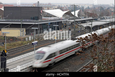 Ein ICE hält an der central Station von Lutherstadt Wittenberg, Deutschland, 9. Dezember 2016. Die zweite "Green Station" Deutschlands wurde am selben Tag eröffnet. Das Dach des Gebäudes klimaneutral ist begrünt, um Regen Wasser zu sparen. Darüber hinaus dienen energiesparende LED-Lampen, Energie aus Solarzellen und geothermische Energie. Stadt, Land und Deutsche Bahn investiert rund 5 Millionen Euro in den neuen Bahnhof. Mehrere hunderttausend Besucher werden im kommenden Jahr für die feste und Ausstellungen auf das Reformationsjubiläum erwartet. Foto: Jan Woitas/Dpa-Zentralbild/dpa Stockfoto