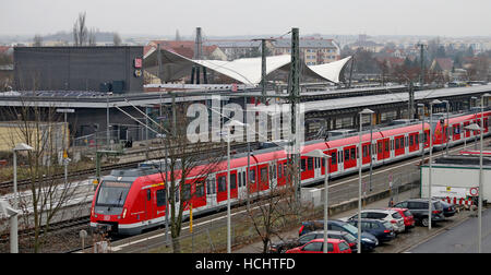 Ein Regional-Express hält an der central Station von Lutherstadt Wittenberg, Deutschland, 9. Dezember 2016. Die zweite "Green Station" Deutschlands wurde am selben Tag eröffnet. Das Dach des Gebäudes klimaneutral ist begrünt, um Regen Wasser zu sparen. Darüber hinaus dienen energiesparende LED-Lampen, Energie aus Solarzellen und geothermische Energie. Stadt, Land und Deutsche Bahn investiert rund 5 Millionen Euro in den neuen Bahnhof. Mehrere hunderttausend Besucher werden im kommenden Jahr für die feste und Ausstellungen auf das Reformationsjubiläum erwartet. Foto: Jan Woitas/Dpa-Zentralbild/dpa Stockfoto