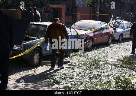 Kairo. 9. Dezember 2016. Ägyptische Sicherheitskräfte kontrollieren die Szene eine Explosion bei einer Sicherheitskontrolle im Anschluss an eine Straße führt zu den Pyramiden in Kairo am 9. Dezember 2016. Mindestens sechs Polizisten wurden am Freitag getötet als Bomben explodierte bei einer Sicherheitskontrolle in Kairo auf dem Weg zu den Pyramiden, die amtliche Nachrichtenagentur MENA berichtete. Bildnachweis: Ahmed Gomaa/Xinhua/Alamy Live-Nachrichten Stockfoto