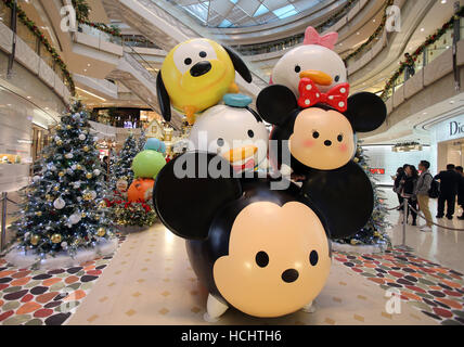 (161209)--SHANGHAI, 9. Dezember 2016 (Xinhua)--Foto aufgenommen am 9. Dezember 2016 zeigt Disney Cartoon Figuren innerhalb der Shanghai International Financial Center in Ost-China Shanghai. Das Center erstellt einen Cartoon Garten in Zusammenarbeit mit der Walt Disney Company, das kommende Weihnachtsfest begrüßen zu dürfen. (Xinhua/Liu Ying) (mp) Stockfoto