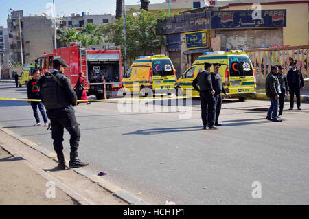 Kairo, Ägypten. 9. Dezember 2016. Ägyptische spezielle Polizisten Wache am Unfallort eine Bombe in Gizeh Al Haram Straße am Stadtrand von Kairo 9. Dezember 2016 Credit: Amr Sayed/APA Bilder/ZUMA Draht/Alamy Live News Stockfoto