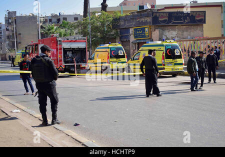 Kairo, Ägypten. 9. Dezember 2016. Ägyptische spezielle Polizisten Wache am Unfallort eine Bombe in Gizeh Al Haram Straße am Stadtrand von Kairo 9. Dezember 2016 Credit: Amr Sayed/APA Bilder/ZUMA Draht/Alamy Live News Stockfoto