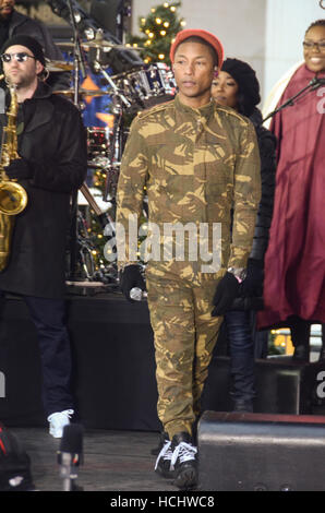 New York, NY, USA. 9. Dezember 2016. Pharrell Williams führt auf NBC Today Show am Freitag, den 9. Dezember an der heute Plaza, New York City. Bildnachweis: Raymond Hagans/Medien Punch/Alamy Live-Nachrichten Stockfoto