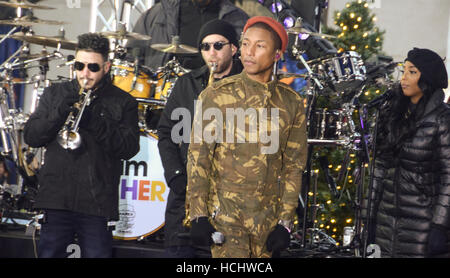 New York, NY, USA. 9. Dezember 2016. Pharrell Williams führt auf NBC Today Show am Freitag, den 9. Dezember an der heute Plaza, New York City. Bildnachweis: Raymond Hagans/Medien Punch/Alamy Live-Nachrichten Stockfoto