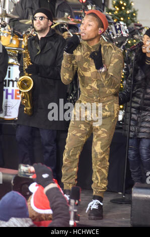 New York, NY, USA. 9. Dezember 2016. Pharrell Williams führt auf NBC Today Show am Freitag, den 9. Dezember an der heute Plaza, New York City. Bildnachweis: Raymond Hagans/Medien Punch/Alamy Live-Nachrichten Stockfoto