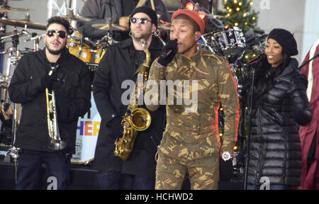 New York, NY, USA. 9. Dezember 2016. Pharrell Williams führt auf NBC Today Show am Freitag, den 9. Dezember an der heute Plaza, New York City. Bildnachweis: Raymond Hagans/Medien Punch/Alamy Live-Nachrichten Stockfoto