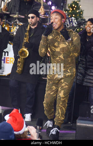 New York, NY, USA. 9. Dezember 2016. Pharrell Williams führt auf NBC Today Show am Freitag, den 9. Dezember an der heute Plaza, New York City. Bildnachweis: Raymond Hagans/Medien Punch/Alamy Live-Nachrichten Stockfoto