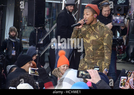 New York, NY, USA. 9. Dezember 2016. Pharrell Williams führt auf NBC Today Show am Freitag, den 9. Dezember an der heute Plaza, New York City. Bildnachweis: Raymond Hagans/Medien Punch/Alamy Live-Nachrichten Stockfoto