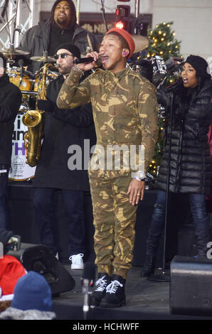 New York, NY, USA. 9. Dezember 2016. Pharrell Williams führt auf NBC Today Show am Freitag, den 9. Dezember an der heute Plaza, New York City. Bildnachweis: Raymond Hagans/Medien Punch/Alamy Live-Nachrichten Stockfoto