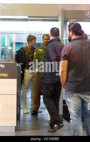 Justin Bieber bei der Ankunft am Flughafen Barcelona, Spanien.  23.11.2016 Stockfoto