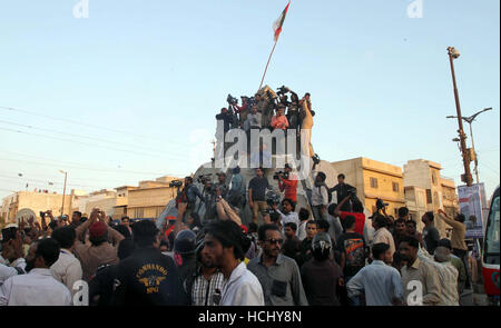 Aktivisten der MQM-London sind in Asisabad Bereich zum Märtyrer Tag, in Karatschi auf Freitag, 9. Dezember 2016 an Liaquat Ali Khan Chowk (alte Mukka Chowk) sammeln. Stockfoto