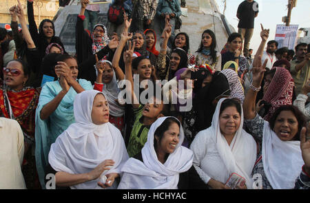 Aktivisten der MQM-London sind in Asisabad Bereich zum Märtyrer Tag, in Karatschi auf Freitag, 9. Dezember 2016 an Liaquat Ali Khan Chowk (alte Mukka Chowk) sammeln. Stockfoto