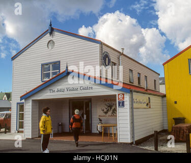 Port Stanley, East Falkland, Falkland-Inseln. 7. Februar 2003. Touristen am Eingang zum The Jetty Visitor Centre in Port Stanley, der Hauptstadt der Falkland-Inseln, auf der Insel East Falkland, im Südatlantik. © Arnold Drapkin/ZUMA Draht/Alamy Live-Nachrichten Stockfoto