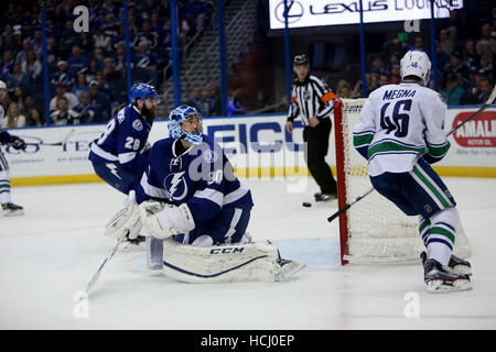 Tampa, Florida, USA. 8. Dezember 2016. Tampa Bay Lightning Torwart BEN Bischof (30) ist für Vancouvers vierten Tor in der zweiten Periode der Donnerstag Spiel zwischen den Tampa Bay Lightning und die Vancouver Canucks in der Amalie Arena geschlagen. © Douglas R. Clifford/Tampa Bucht Mal / ZUMA Draht/Alamy Live News Stockfoto