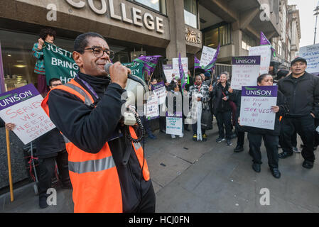 London, UK. 9. Dezember 2016. London unisono regionalen Veranstalter Colin Inniss spricht auf den Protest von Reinigungskräften außen Kings College auf dem Strang über ihre weiter Streit mit Reinigung Auftragnehmer Servest über Personal, Arbeitslasten und andere Themen. Bildnachweis: Peter Marshall/Alamy Live-Nachrichten Stockfoto