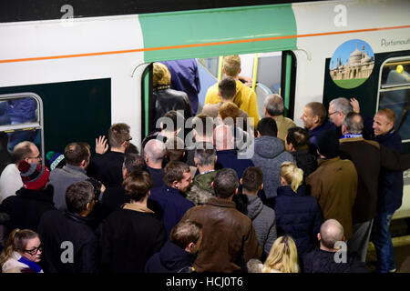 Brighton, Sussex, UK. 9. Dezember 2016. Tausende von Fußballfans versuchen, Züge von Falmer Station zu bekommen, nachdem gerade das Spiel zwischen Brighton und Hove Albion und Leeds United im American Express Community Stadium heute Abend. Unterbrechung weiter südlichen Schiene wie Streiks weiterhin zu Problemen für Passagiere Credit: Simon Dack/Alamy Live News Stockfoto