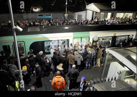 Brighton, Sussex, UK. 9. Dezember 2016. Tausende von Fußballfans versuchen, Züge von Falmer Station zu bekommen, nachdem gerade das Spiel zwischen Brighton und Hove Albion und Leeds United im American Express Community Stadium heute Abend. Unterbrechung weiter auf Southern Rail als Streiks und Stornierungen weiterhin zu Problemen für Passagiere Credit: Simon Dack/Alamy Live News Stockfoto