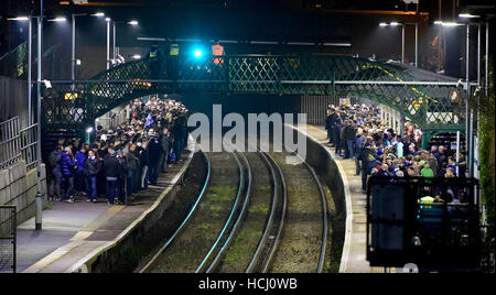 Brighton, Sussex, UK. 9. Dezember 2016. Tausende von Fußballfans versuchen, Züge von Falmer Station zu bekommen, nachdem gerade das Spiel zwischen Brighton und Hove Albion und Leeds United im American Express Community Stadium heute Abend. Unterbrechung weiter auf Southern Rail als Streiks und Stornierungen weiterhin zu Problemen für Passagiere Credit: Simon Dack/Alamy Live News Stockfoto