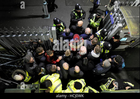 Brighton, Sussex, UK. 9. Dezember 2016. Tausende von Fußballfans versuchen, Züge von Falmer Station zu bekommen, nachdem gerade das Spiel zwischen Brighton und Hove Albion und Leeds United im American Express Community Stadium heute Abend. Unterbrechung weiter auf Southern Rail als Streiks und Stornierungen weiterhin zu Problemen für Passagiere Credit: Simon Dack/Alamy Live News Stockfoto