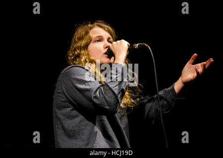 Brighton, East Sussex, UK. 9. Dezember 2016. Kate Tempest, Dichter und gesprochenes Wort Künstler tritt bei All Saints Church in Hove, East Sussex. Die Show, "Lassen Sie essen Chaos", war eine Aufführung von ihr neues langes Gedicht geschrieben für live-Performance. Kate Tempest wird zurück in die Stadt von Brighton & Hove im Mai 2017 mit als Gastregisseur von Brighton Festival ausgewählt worden. © Francesca Moore/Brighton Quelle/Alamy Live-Nachrichten Stockfoto