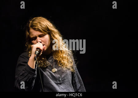 Brighton, East Sussex, UK. 9. Dezember 2016. Kate Tempest, Dichter und gesprochenes Wort Künstler tritt bei All Saints Church in Hove, East Sussex. Die Show, "Lassen Sie essen Chaos", war eine Aufführung von ihr neues langes Gedicht geschrieben für live-Performance. Kate Tempest wird zurück in die Stadt von Brighton & Hove im Mai 2017 mit als Gastregisseur von Brighton Festival ausgewählt worden. © Francesca Moore/Brighton Quelle/Alamy Live-Nachrichten Stockfoto