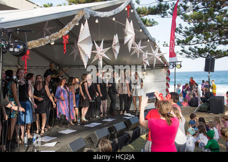 Avalon Beach, Sydney, Australien, Samstag, 10. Dezember 2016. Der Avalon Beach Surf Club veranstaltet jährlich Weihnachtslieder im Beach Concert. martin Beere@alamy Live-Nachrichten. Stockfoto