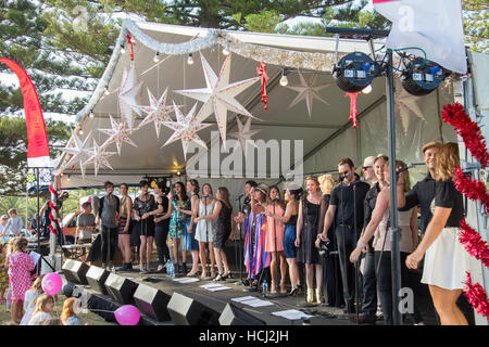 Avalon Beach, Sydney, Australien, Samstag, 10. Dezember 2016. Der Avalon Beach Surf Club veranstaltet jährlich Weihnachtslieder im Beach Concert. martin Beere@alamy Live-Nachrichten. Stockfoto