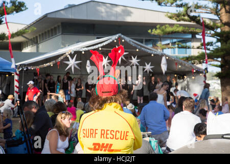 Avalon Beach, Sydney, Australien, Samstag, 10. Dezember 2016. Der Avalon Beach Surf Club veranstaltet jährlich Weihnachtslieder im Beach Concert. martin Beere@alamy Live-Nachrichten. Stockfoto