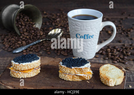 Sandwiches und Kaffee auf einer Holzfläche. Stockfoto