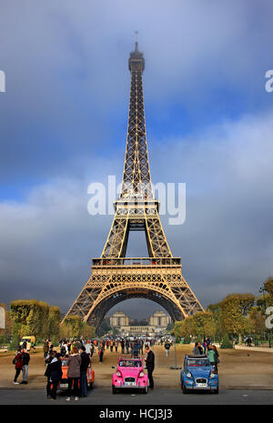 Blick auf den Eiffelturm von der Seite des Champ de Mars, Paris, Frankreich. Stockfoto