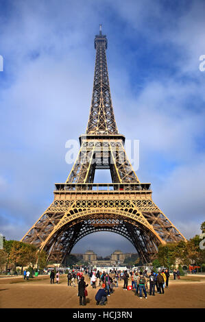 Blick auf den Eiffelturm von der Seite des Champ de Mars, Paris, Frankreich. Stockfoto