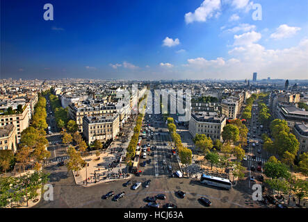 Die Champs-Élysées vom Arc de Triomphe (Triumphbogen), Paris, Frankreich gesehen. Stockfoto