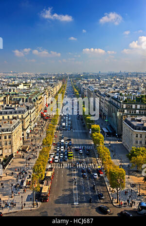 Die Champs-Élysées vom Arc de Triomphe (Triumphbogen), Paris, Frankreich gesehen. Stockfoto