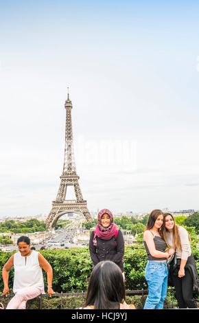 Touristen fotografieren am Trocadero mit Eiffelturm als Hintergrund Stockfoto