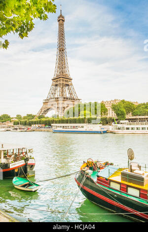 Eiffelturm und Boote am Ufer Stockfoto