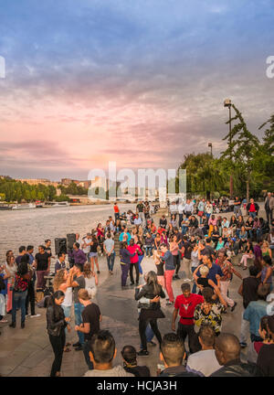 Öffnen Sie Samstag Nacht Luft Salsa tanzen an den Ufern des Flusses seine Stockfoto