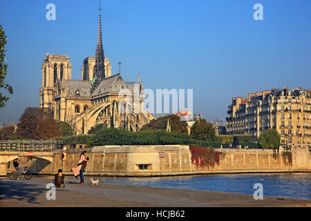 Paar immer fotografiert vor der Kathedrale Notre Dame, Paris, Frankreich. Stockfoto