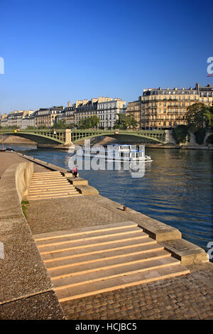 Riverboat vorbei unter Pont de Sully, die Brücke, die verbindet Saint-Germaine und Ile Saint-Louis, über Seine, Paris, Frankreich. Stockfoto