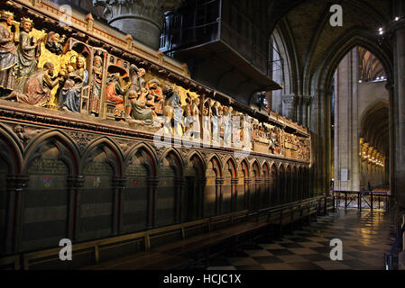 Holzplatten für das 14. Jahrhundert mit Szenen aus dem Leben des Jesus Christus im Inneren der Kathedrale Notre Dame, Paris, Frankreich. Stockfoto