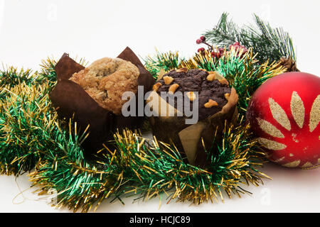 Weihnachten-Stilleben mit Ingwer-Honig-Muffins, Ornamente, Kiefer, Schuhe, Geschenk, Kränze Schokolade Süßigkeiten auf einem hölzernen Hintergrund Stockfoto
