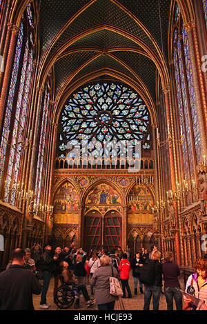 Besucher bewundern die erstaunliche Glasfenster in der oberen Ebene der Sainte-Chapelle auf Île De La Cité, Paris, Frankreich. Stockfoto