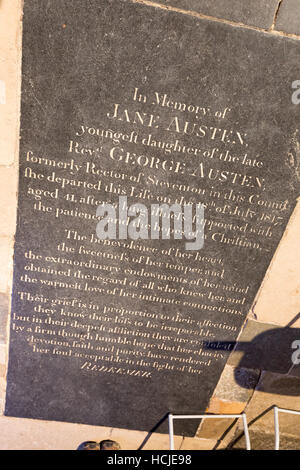 Das Grab des 19. Jahrhunderts Autorin Jane Austen in der Kathedrale von Winchester, Winchester Hampshire England UK Stockfoto