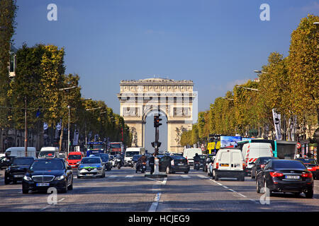 Die Champs-Elysées und dem Arc de Triomphe (Triumphbogen) im Hintergrund, Paris, Frankreich. Stockfoto